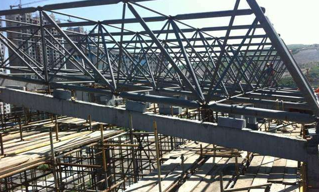 南宁简述网架公司的黑色压型钢板的吊装步履